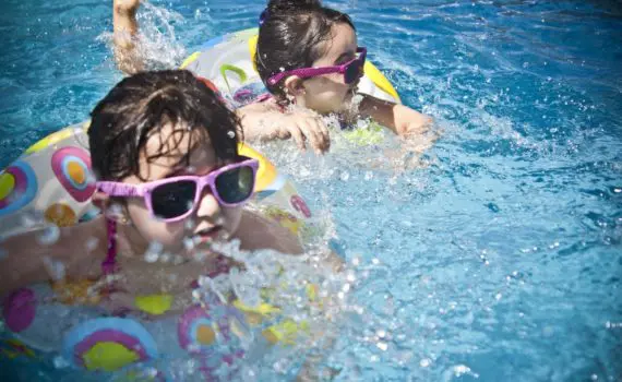 Permainan Air Agar Anak Terbiasa Berenang