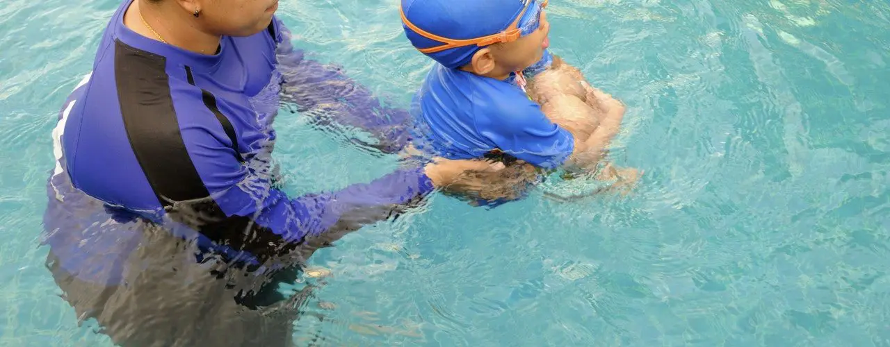 Anak Belum Siap Masuk Kolam Renang