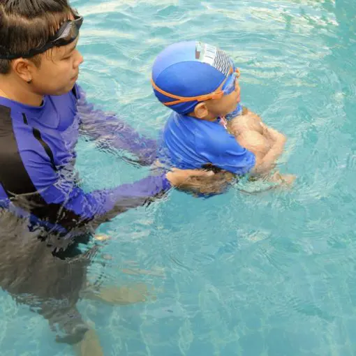 Anak Belum Siap Masuk Kolam Renang