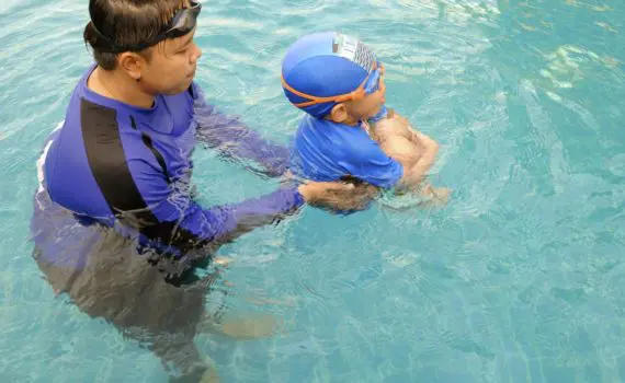 Anak Belum Siap Masuk Kolam Renang