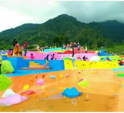 Kolam Renang Warna Warni