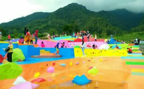Kolam Renang Warna Warni
