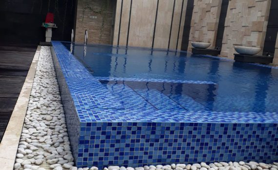Gutter kolam renang