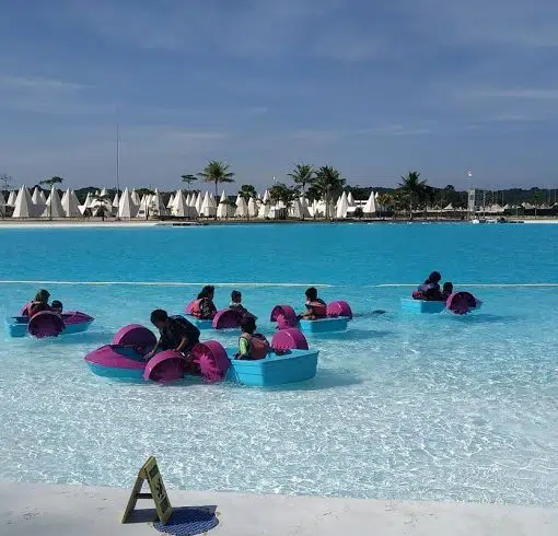 Kolam Renang Terbesar di Bintan