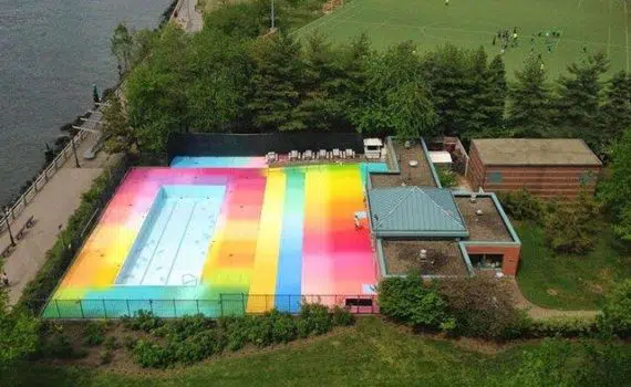 kolam renang pelangi