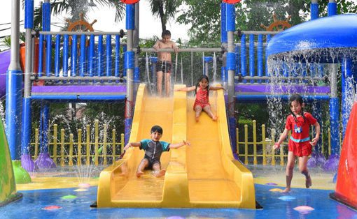 perosotan kolam renang