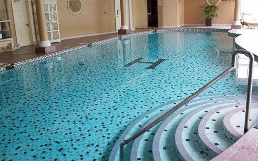 tangga kolam renang