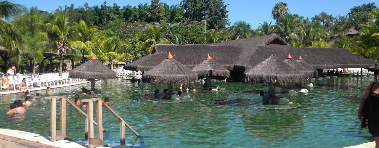 kolam renang air panas terdekat
