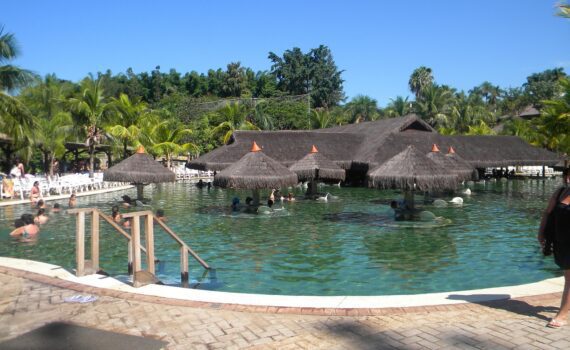 kolam renang air panas terdekat