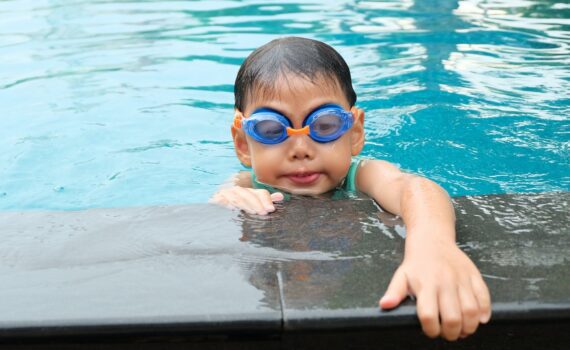 Kolam renang Grand Wisata